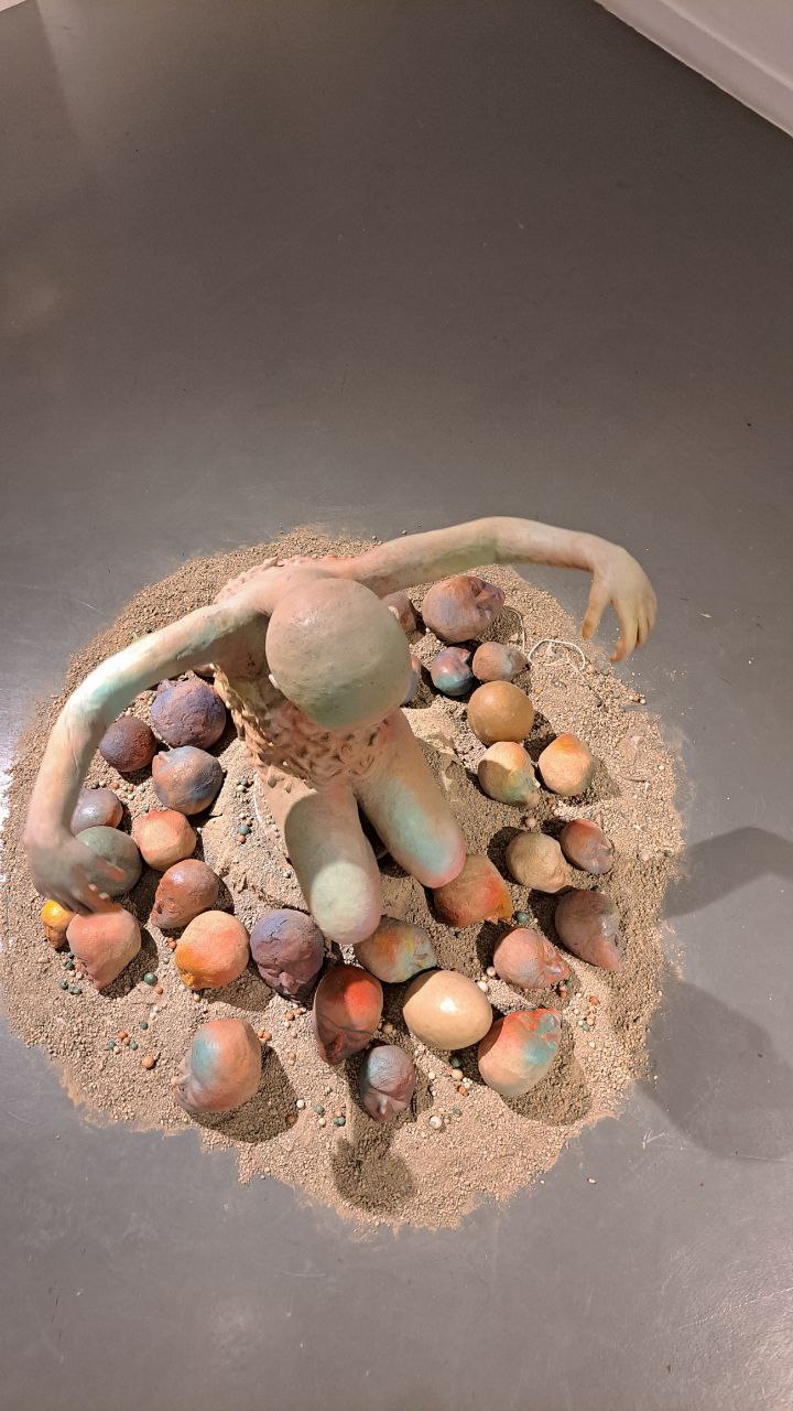 نگاهی به نمایشگاه «رویت» هما اشرف منصوری به قلم امیرحسین شریفان A Look at Homa Ashraf Mansouri’s Exhibition “Roo’yat (Sighting)” By Amirhossein Sharifan